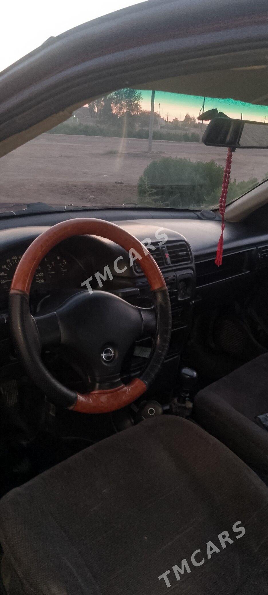 Opel Vectra 1992 - 27 000 TMT - Гурбансолтан Едже - img 2