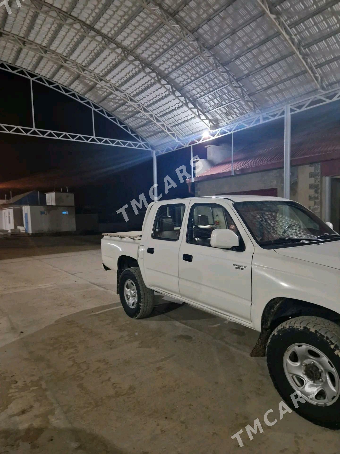 Toyota Hilux 2004 - 120 000 TMT - Хазар - img 2