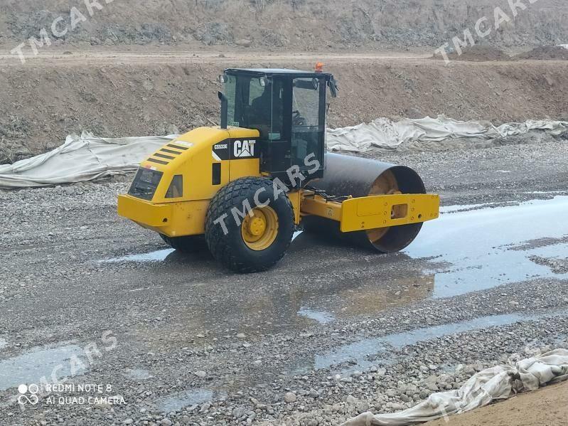 Caterpillar Forklift 2011 - 350 000 TMT - Бузмеин - img 2