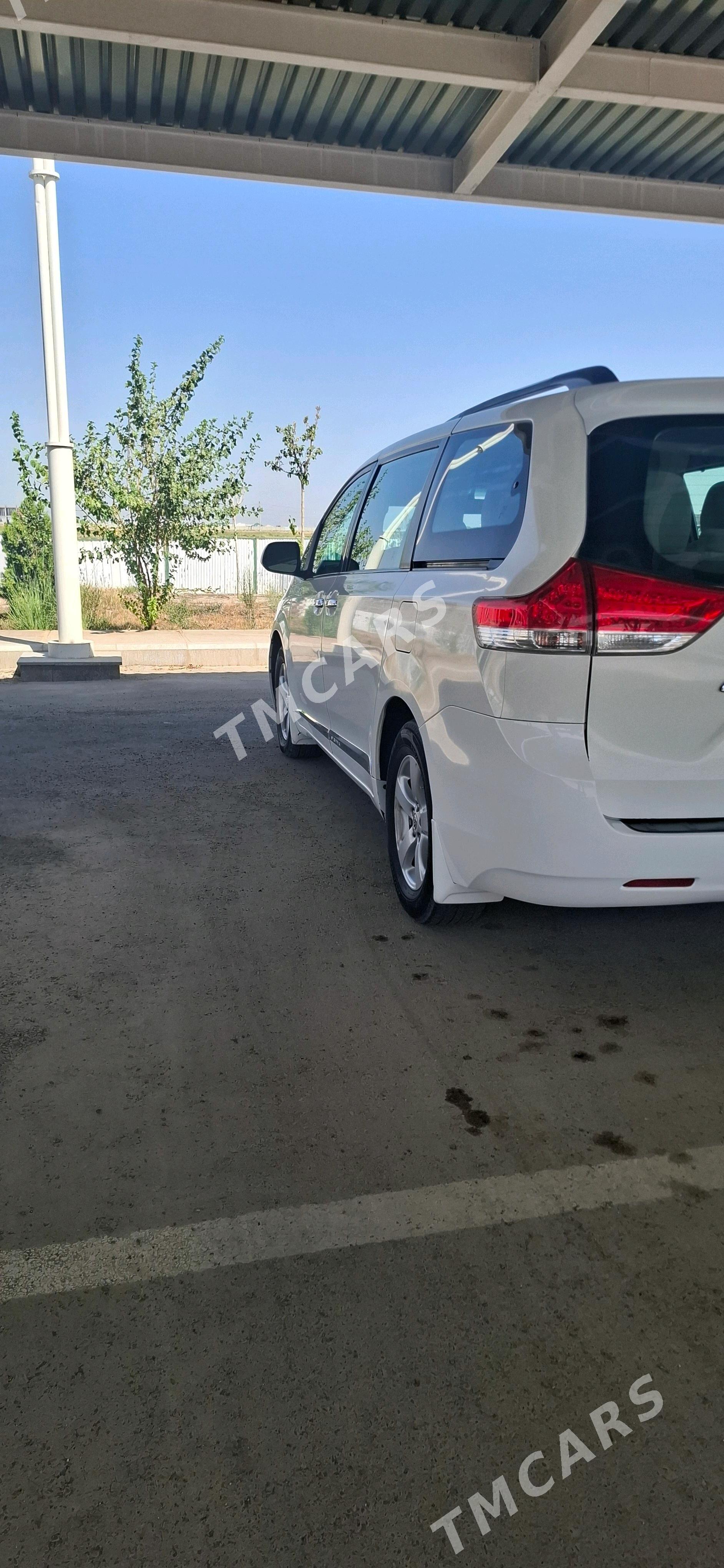 Toyota Sienna 2011 - 300 000 TMT - Мары - img 4