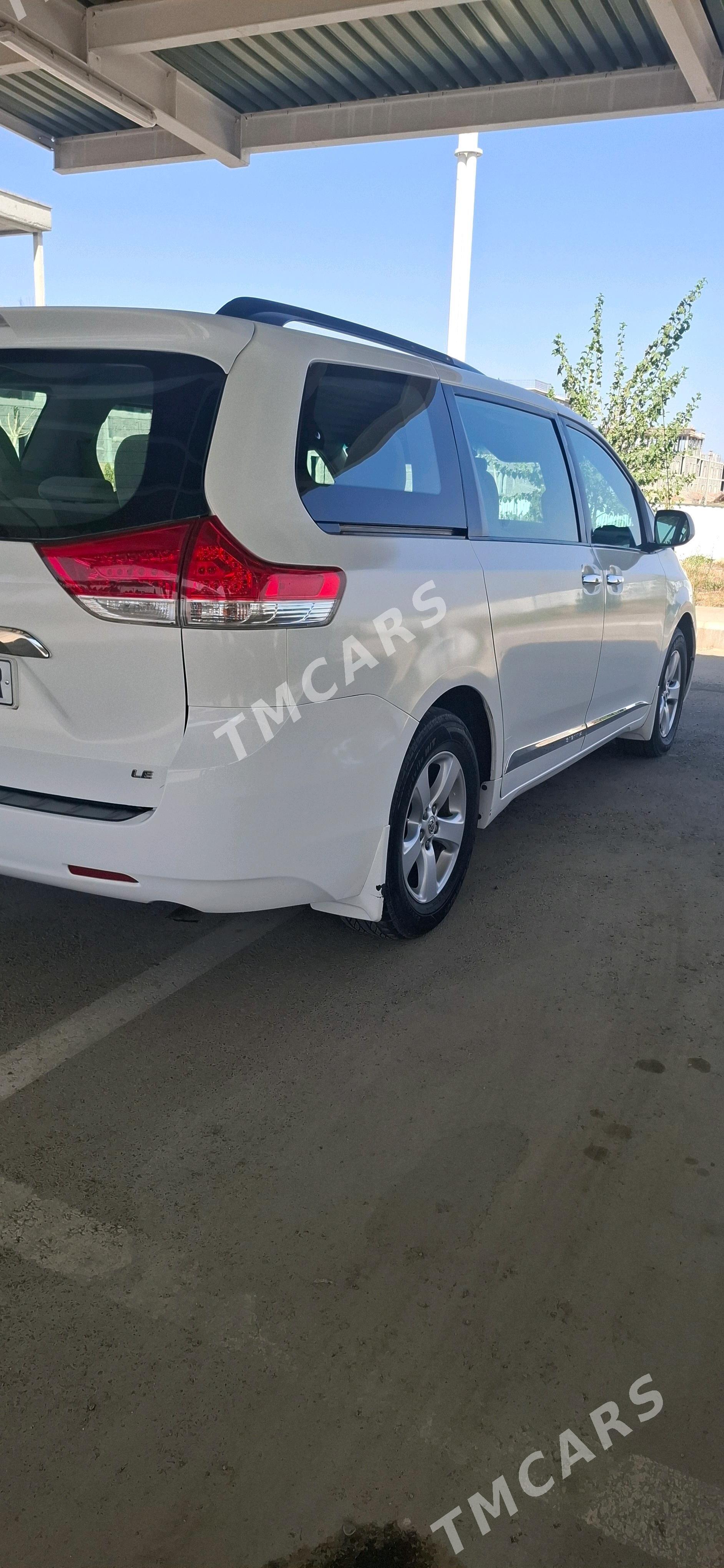 Toyota Sienna 2011 - 300 000 TMT - Мары - img 5