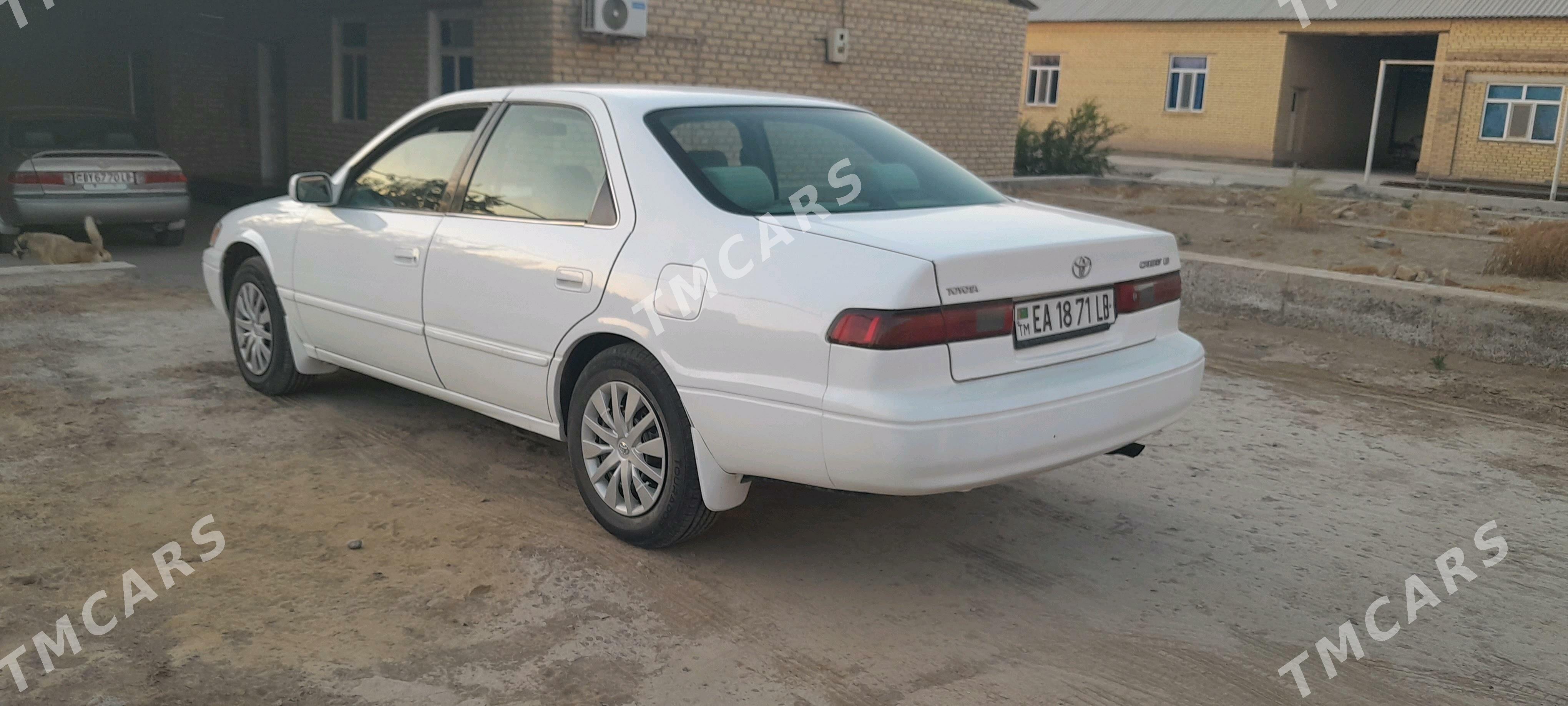 Toyota Camry 1998 - 120 000 TMT - Saýat - img 2