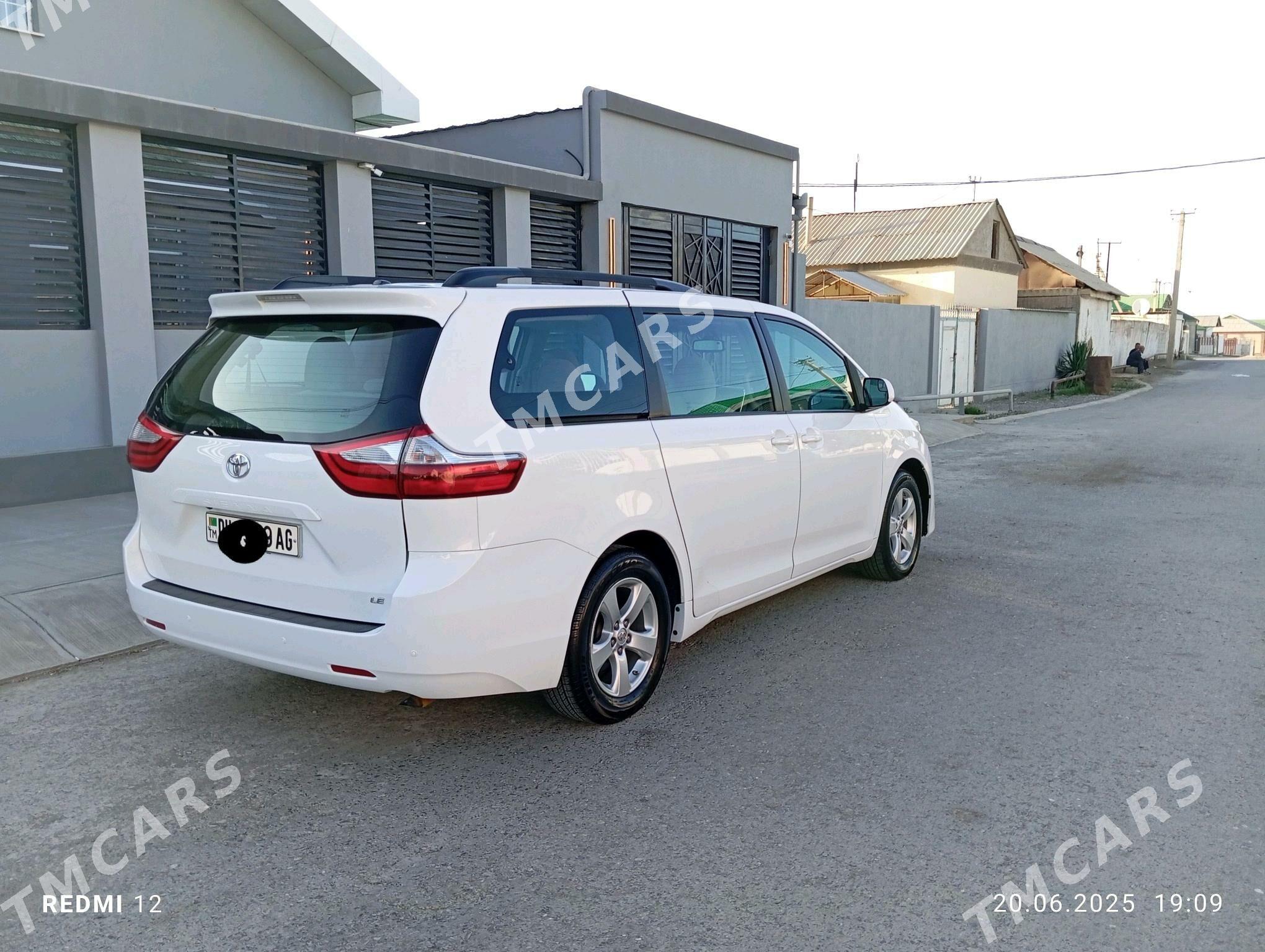 Toyota Sienna 2017 - 368 000 TMT - Бузмеин - img 5