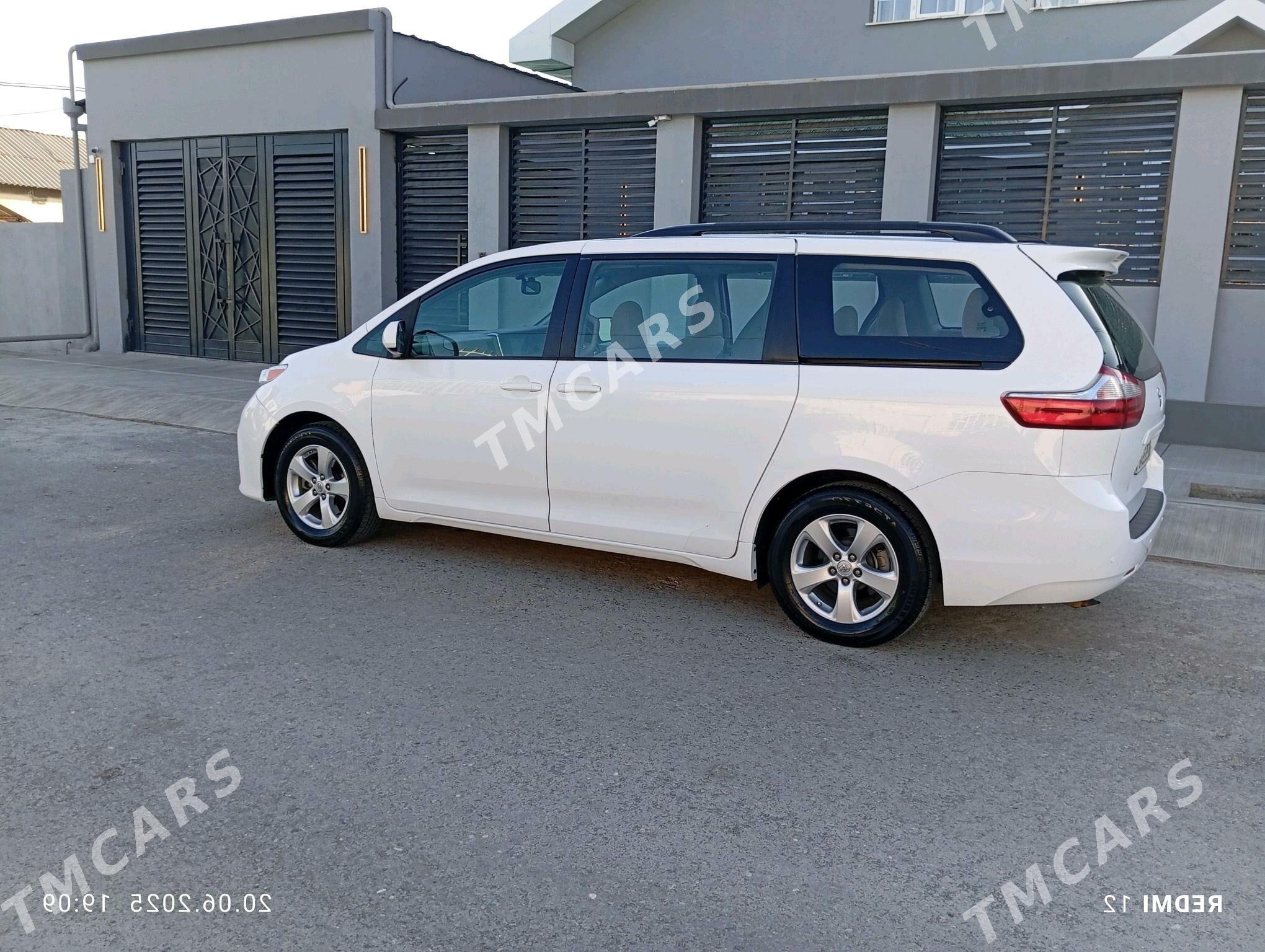 Toyota Sienna 2017 - 368 000 TMT - Бузмеин - img 3