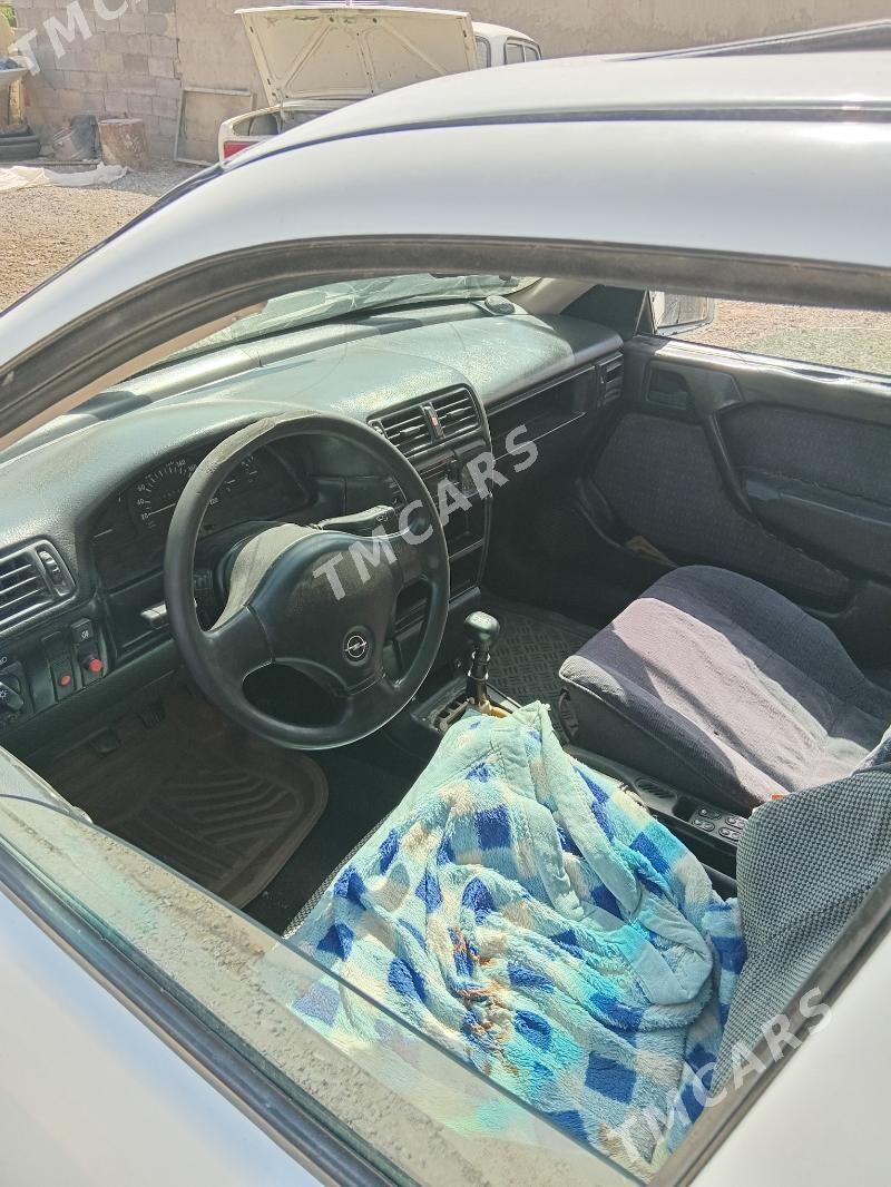 Opel Vectra 1993 - 26 000 TMT - Бахарден - img 2