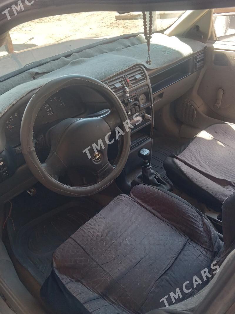 Opel Vectra 1990 - 26 000 TMT - Saýat - img 3