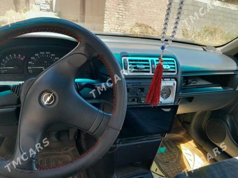 Opel Vectra 1993 - 33 000 TMT - Гурбансолтан Едже - img 4
