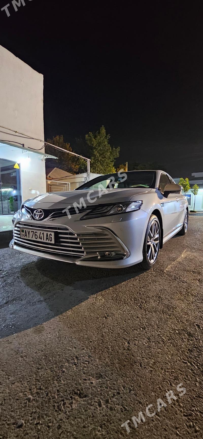 Toyota Camry 2023 - 770 000 TMT - Büzmeýin - img 9
