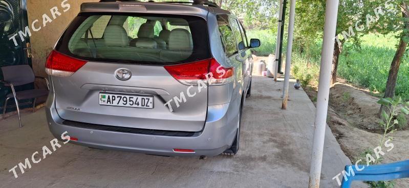 Toyota Sienna 2012 - 270 000 TMT - етр. Туркменбаши - img 4