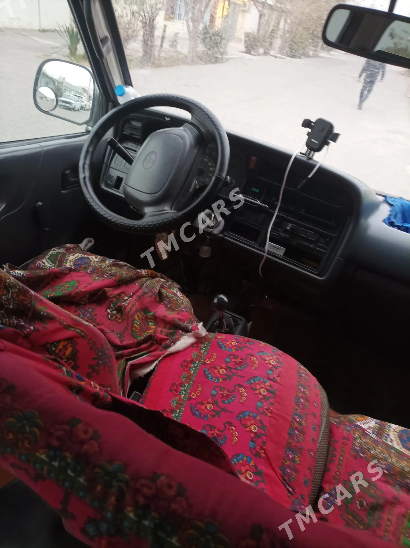Toyota Hiace 2003 - 120 000 TMT - Гёкдепе - img 1