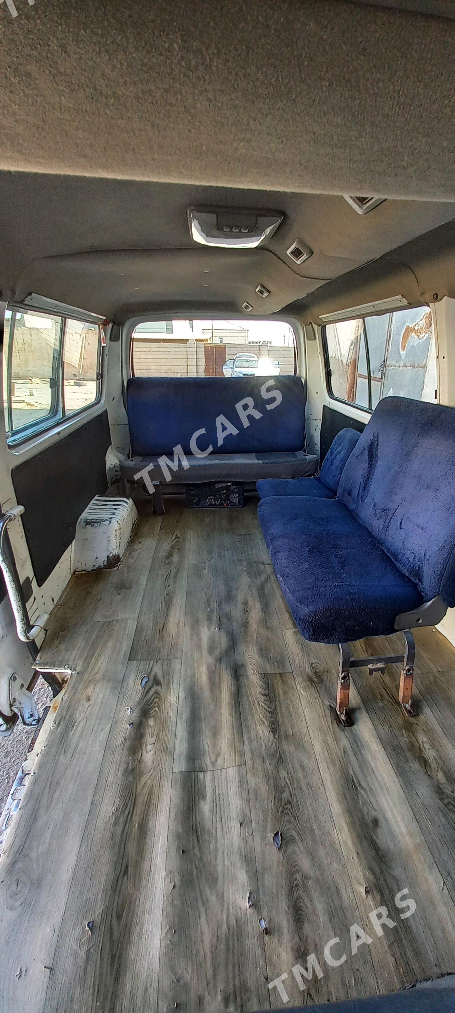 Nissan Urvan 2001 - 130 000 TMT - Mary - img 5