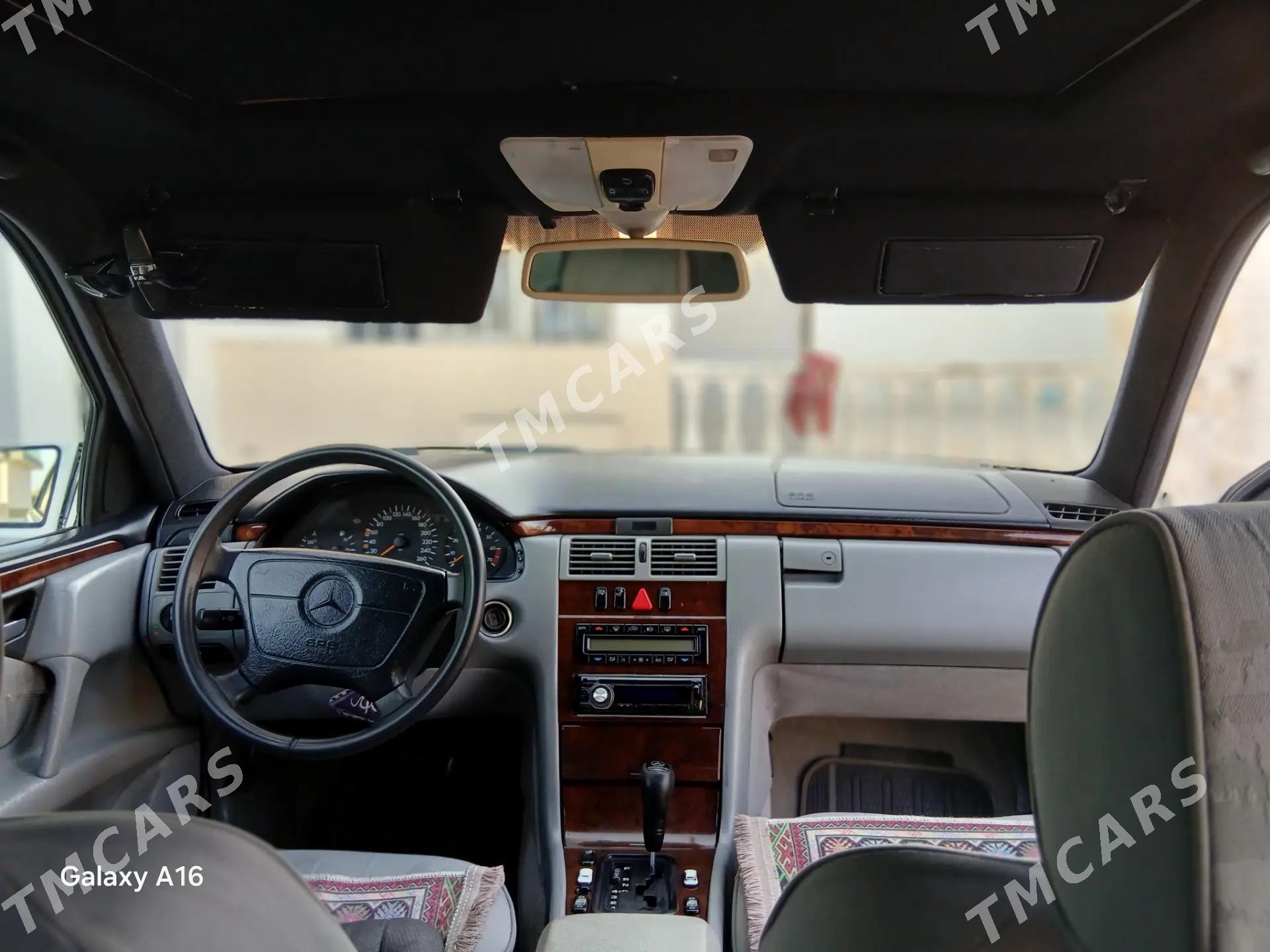 Mercedes-Benz C320 1997 - 75 000 TMT - Балканабат - img 2