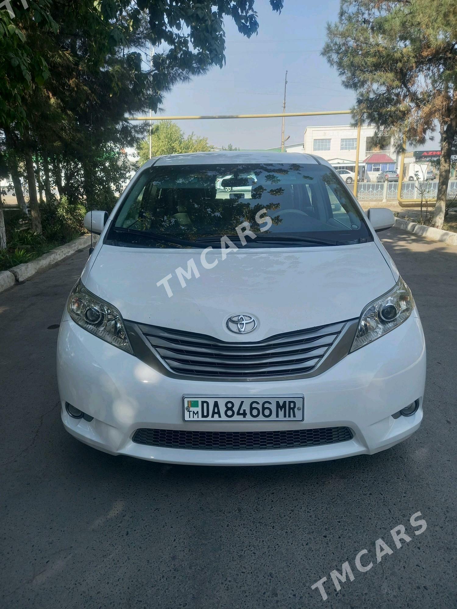 Toyota Sienna 2010 - 295 000 TMT - Мары - img 3