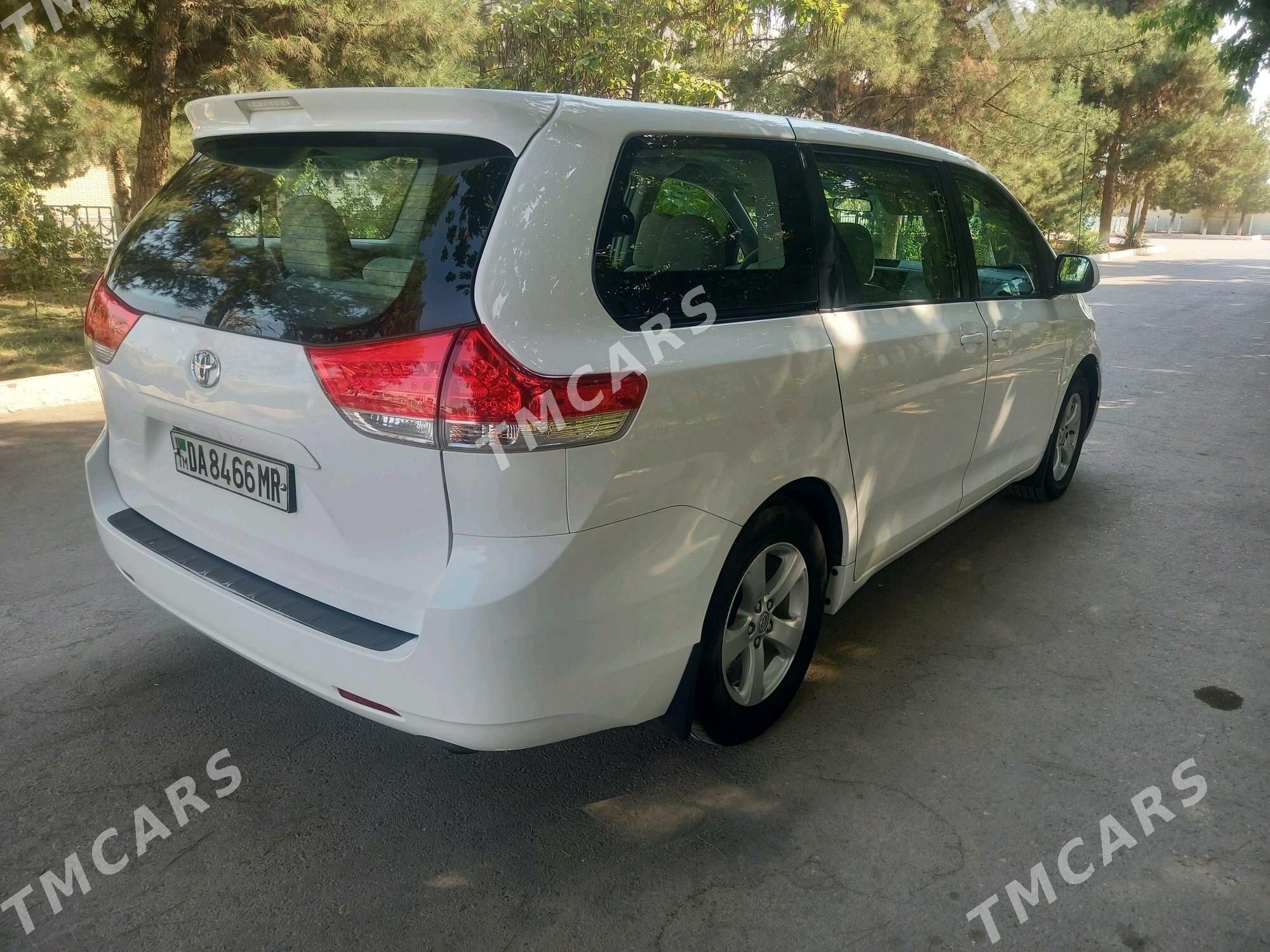 Toyota Sienna 2010 - 295 000 TMT - Мары - img 6