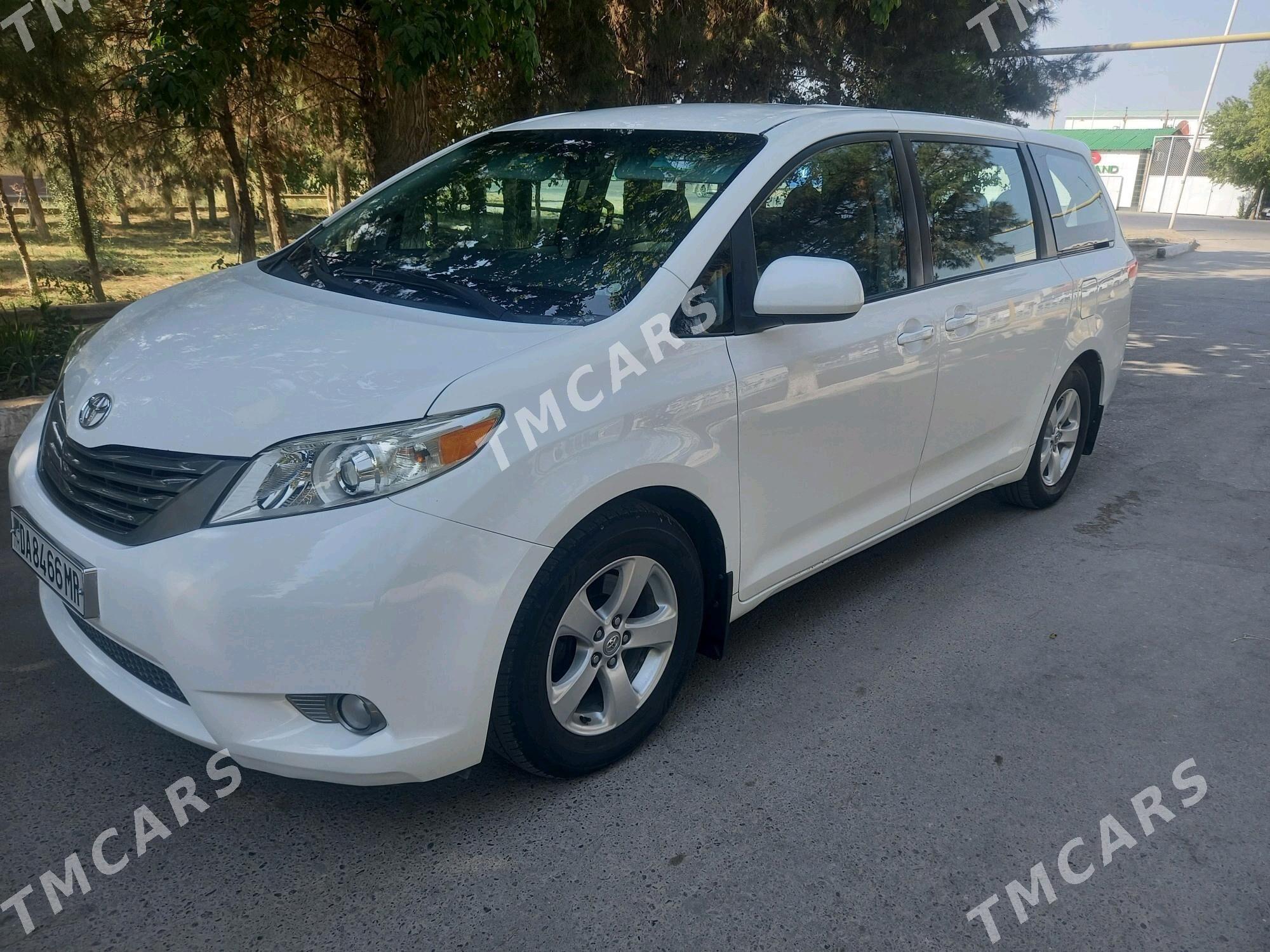 Toyota Sienna 2010 - 295 000 TMT - Мары - img 4