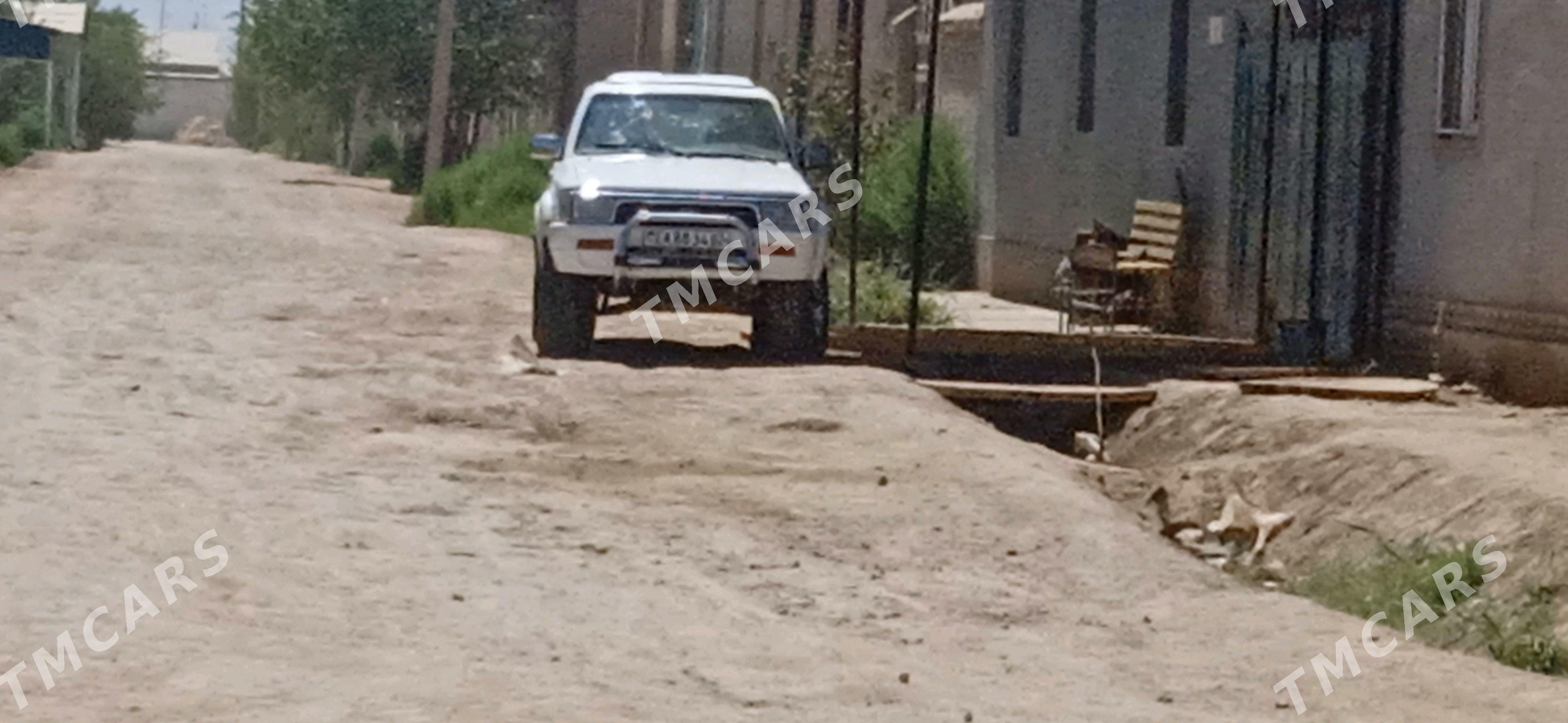Toyota 4Runner 1993 - 60 000 TMT - етр. Туркменбаши - img 4