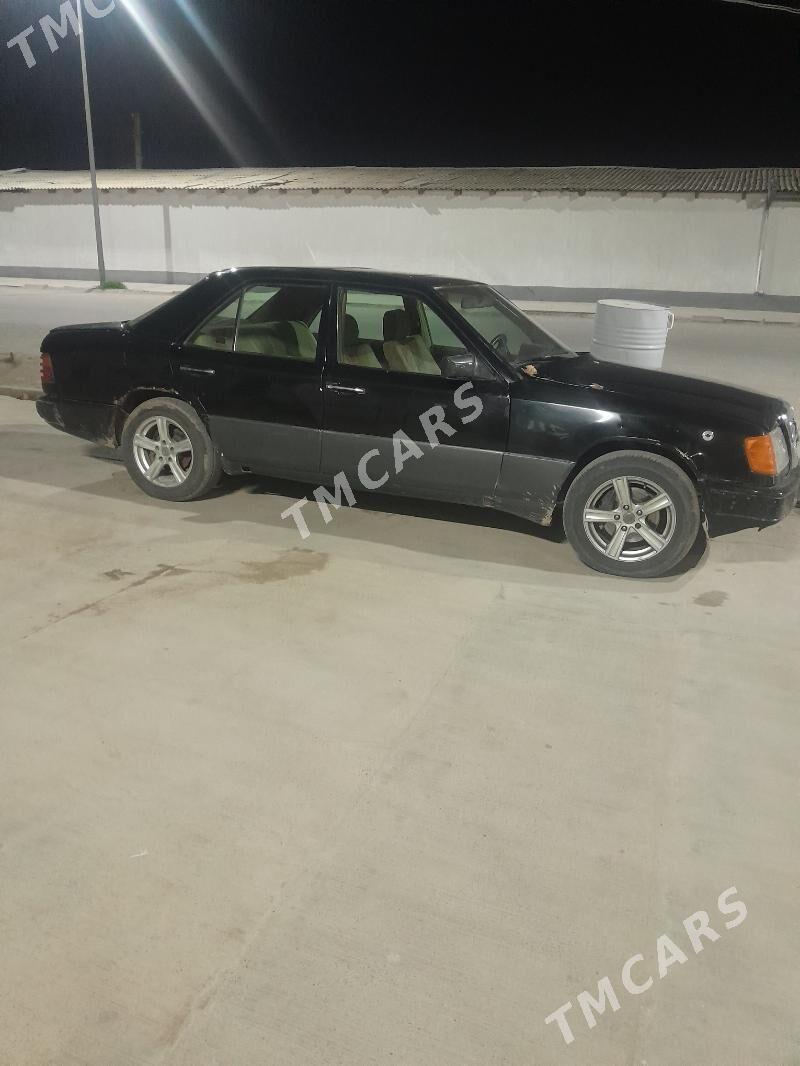 Mercedes-Benz C300 1989 - 20 000 TMT - Бабадайхан - img 8