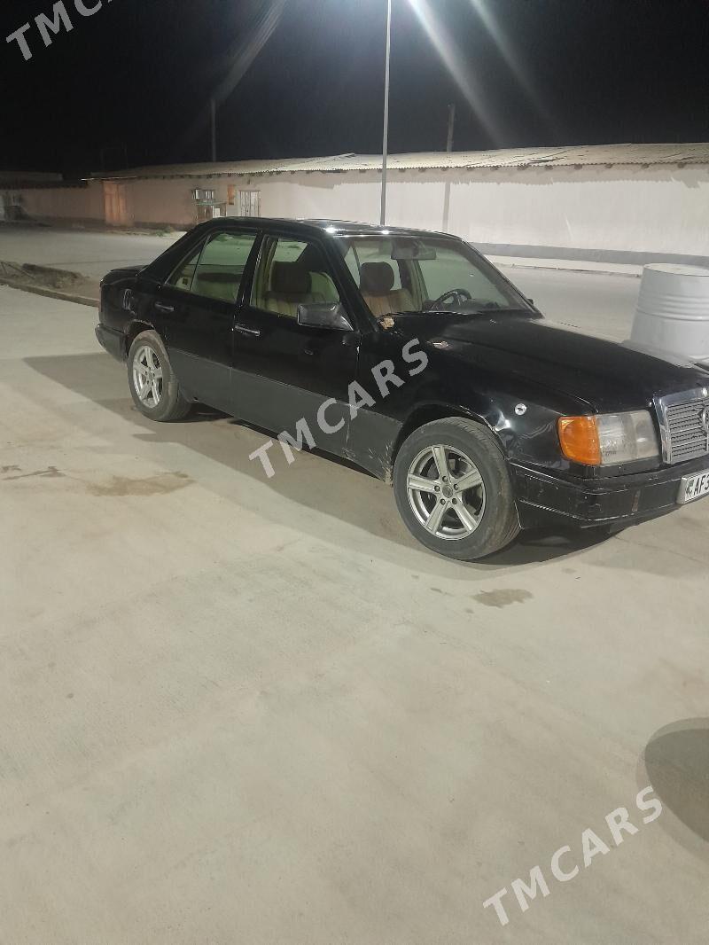 Mercedes-Benz C300 1989 - 20 000 TMT - Бабадайхан - img 9