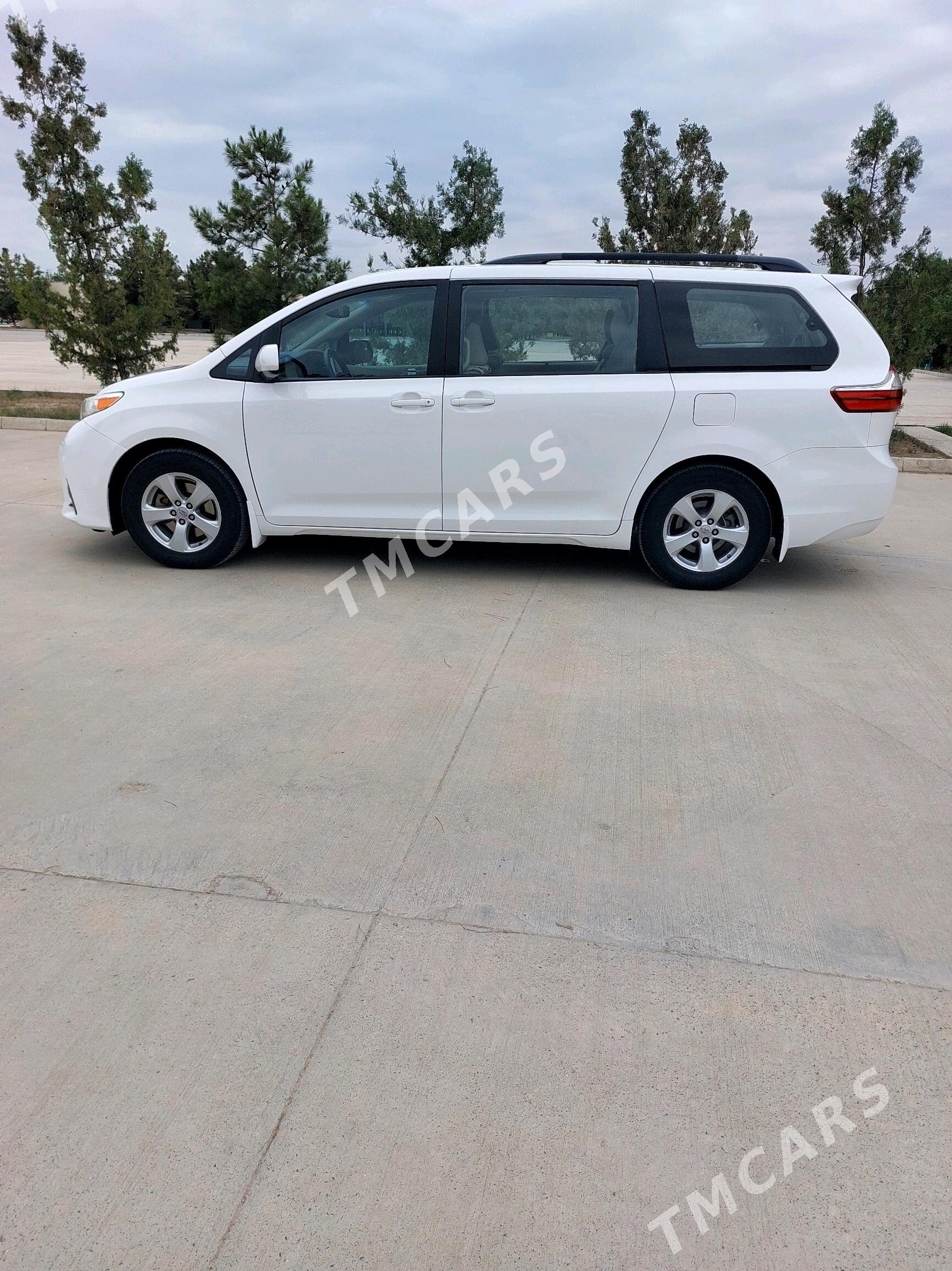 Toyota Sienna 2018 - 370 000 TMT - Гёкдепе - img 8