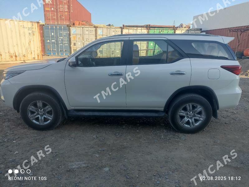 Toyota Fortuner 2022 - 600 000 TMT - Мары - img 3