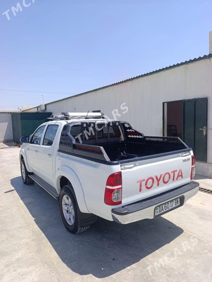 Toyota Hilux 2013 - 350 000 TMT - Этрек - img 4