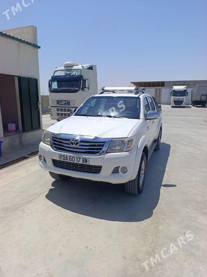 Toyota Hilux 2013 - 350 000 TMT - Этрек - img 5
