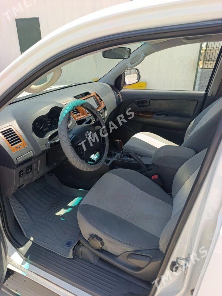 Toyota Hilux 2013 - 350 000 TMT - Этрек - img 3