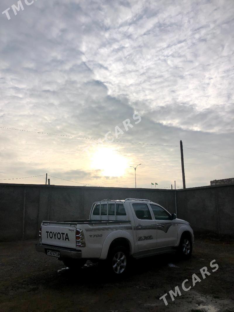 Toyota Hilux 2010 - 350 000 TMT - Türkmenbaşy - img 2