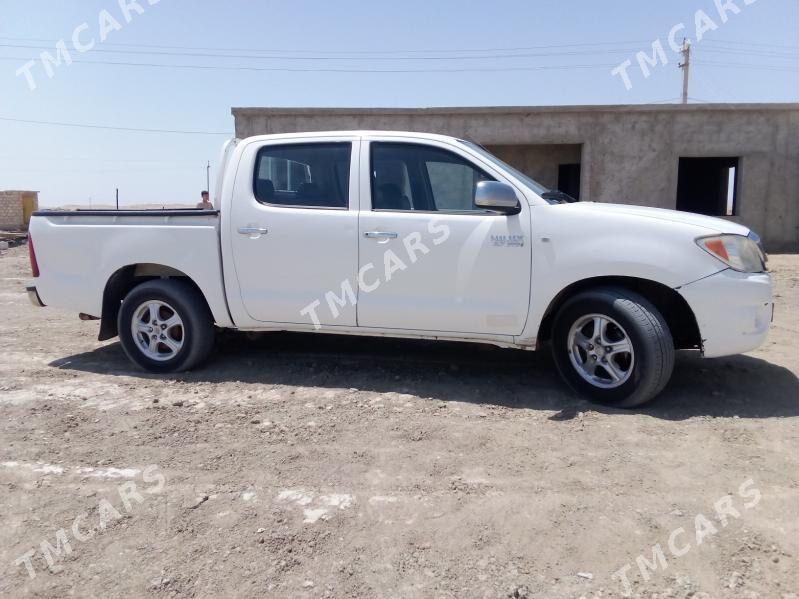 Toyota Hilux 2010 - 220 000 TMT - Эсенгулы - img 2