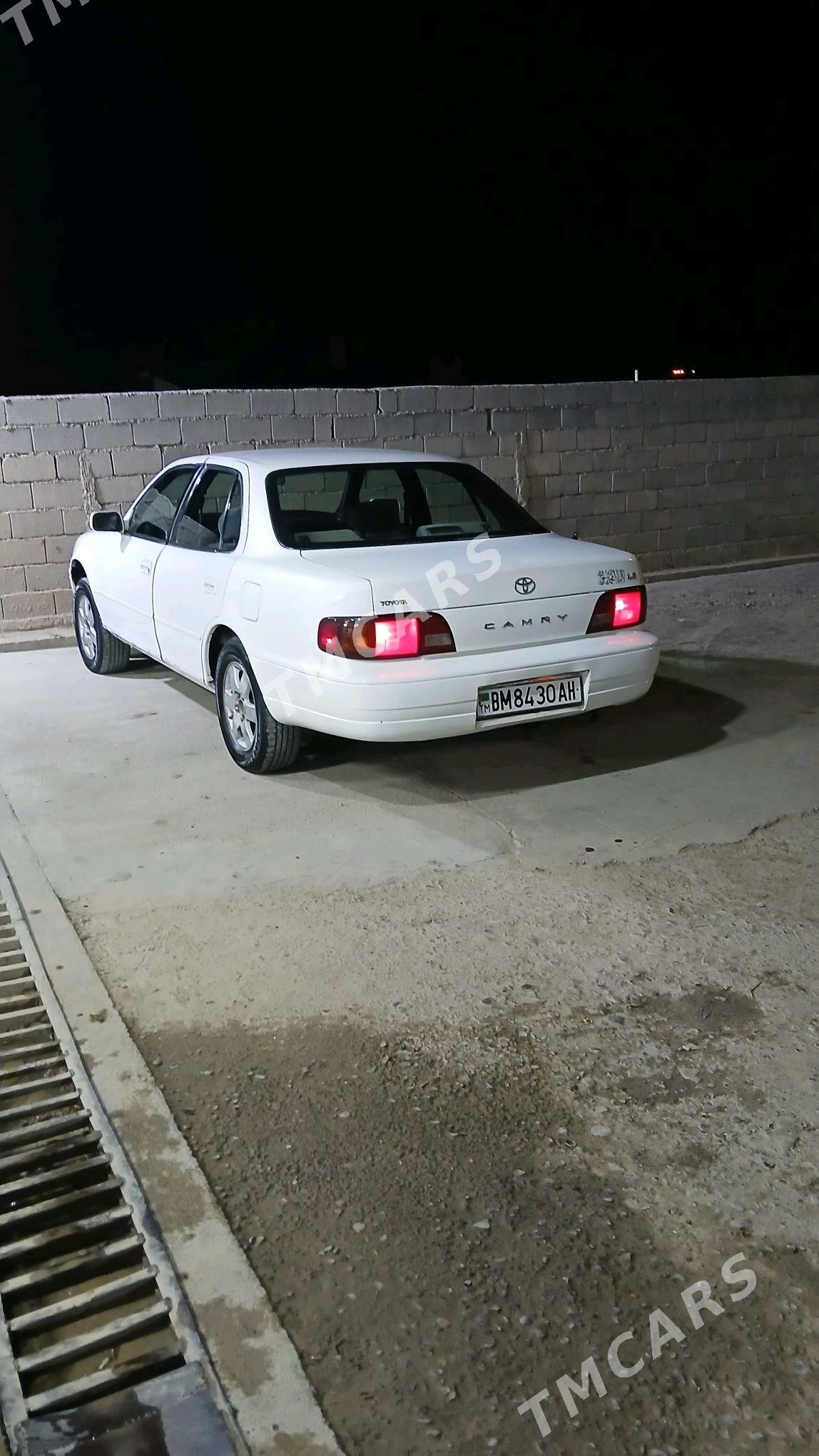 Toyota Camry 1995 - 100 000 TMT - Ýaşlyk - img 3