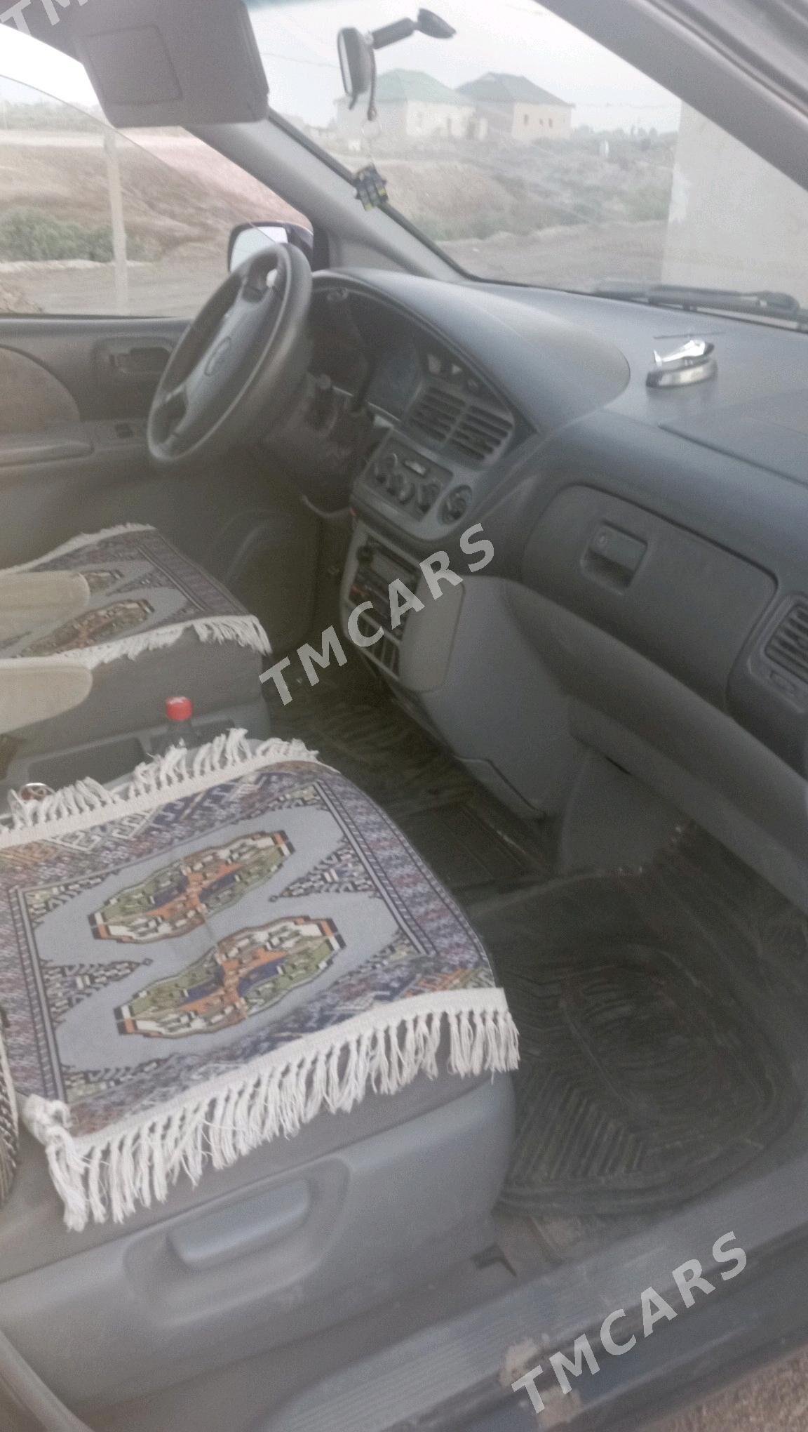 Toyota Sienna 2002 - 160 000 TMT - Гурбансолтан Едже - img 3