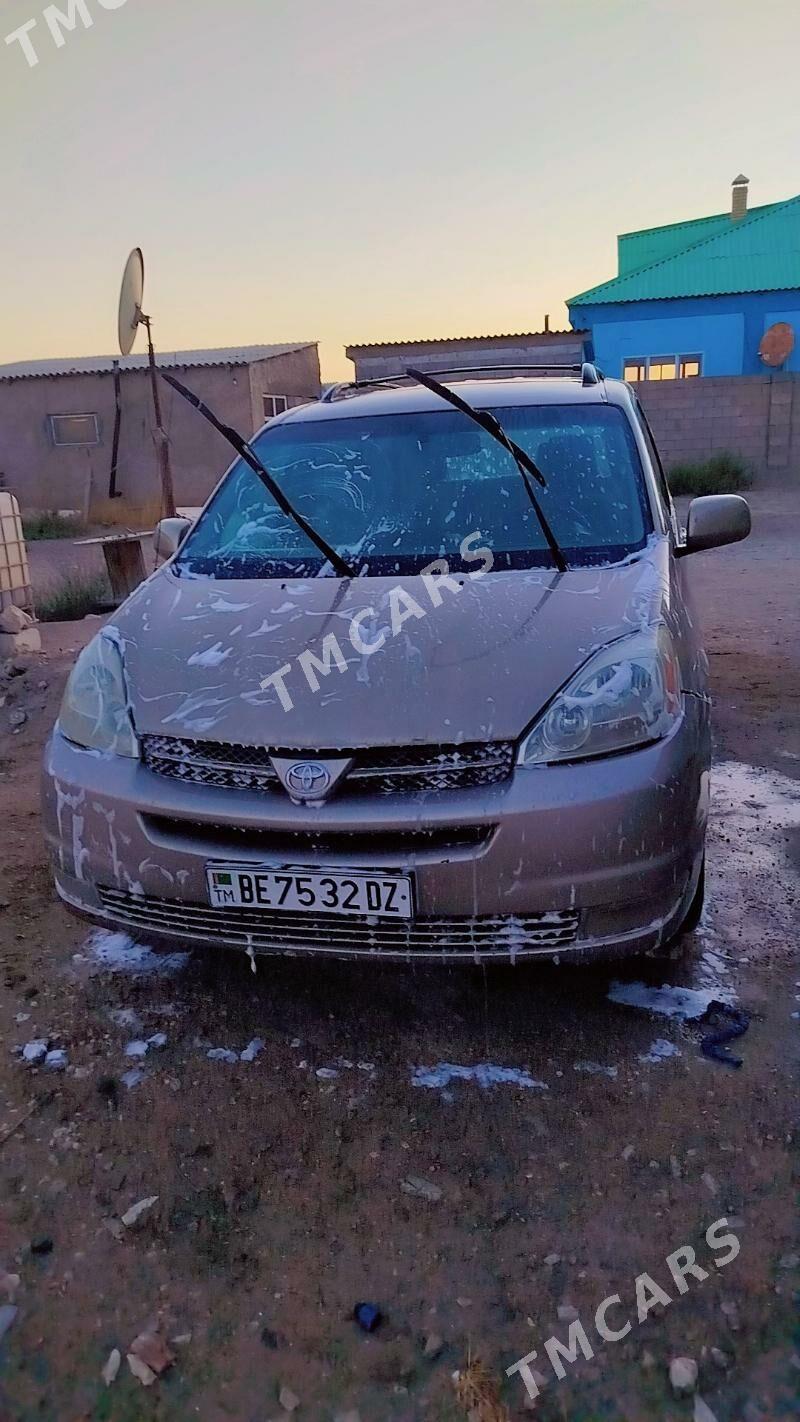 Toyota Sienna 2004 - 220 000 TMT - Гурбансолтан Едже - img 4