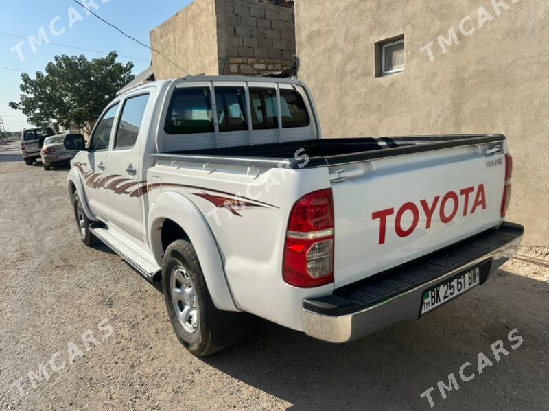 Toyota Hilux 2013 - 300 000 TMT - Балканабат - img 2