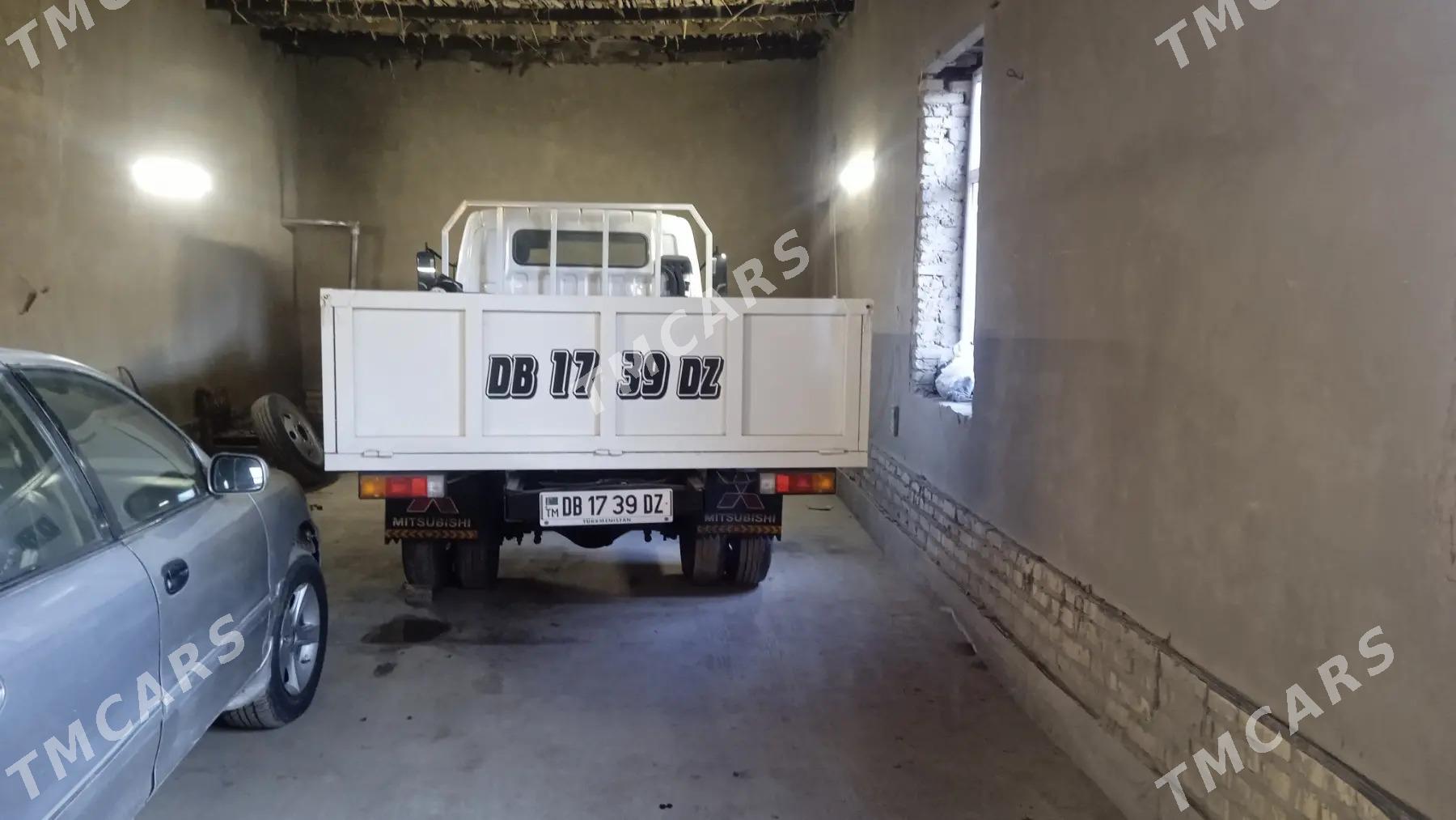 Mitsubishi Canter 2002 - 190 000 TMT - Кёнеургенч - img 3