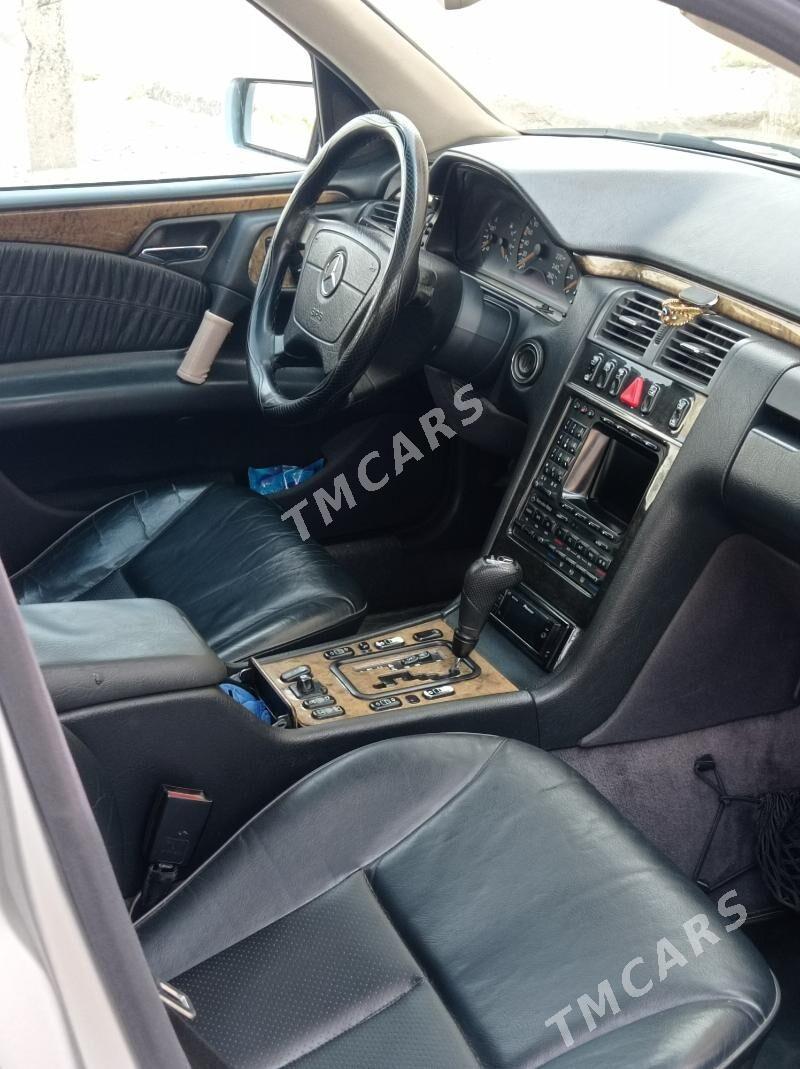Mercedes-Benz E320 1999 - 125 000 TMT - Türkmenbaşy - img 3