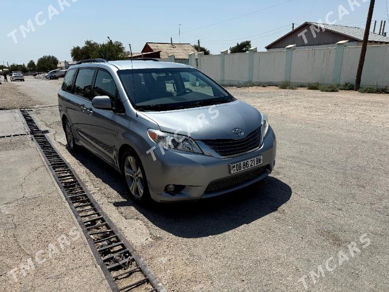 Toyota Sienna 2011 - 320 000 TMT - Балканабат - img 7