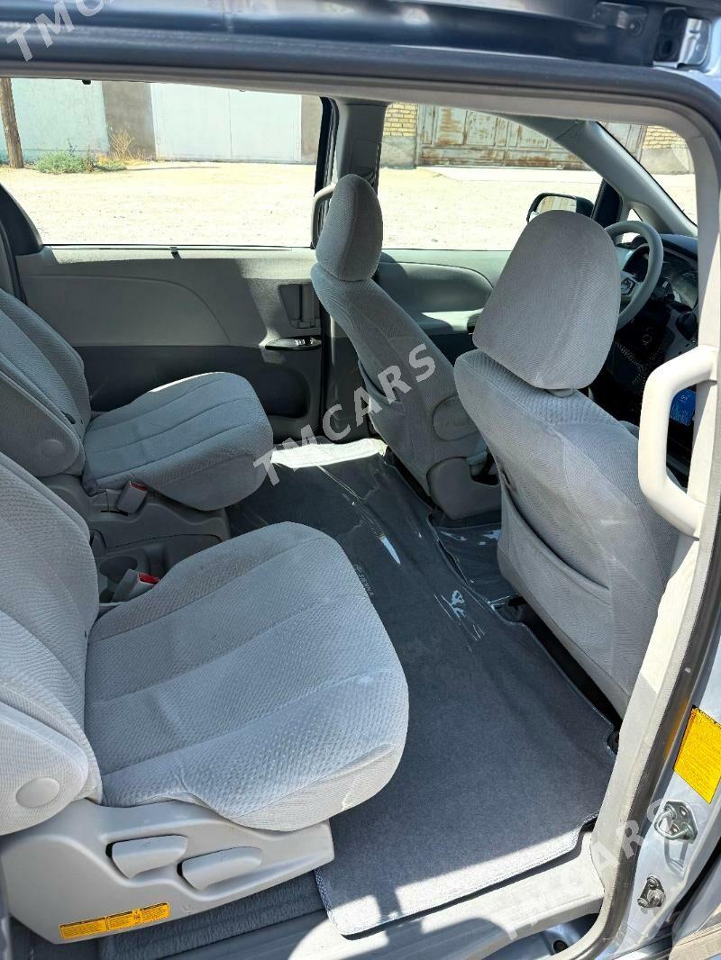 Toyota Sienna 2011 - 320 000 TMT - Балканабат - img 4