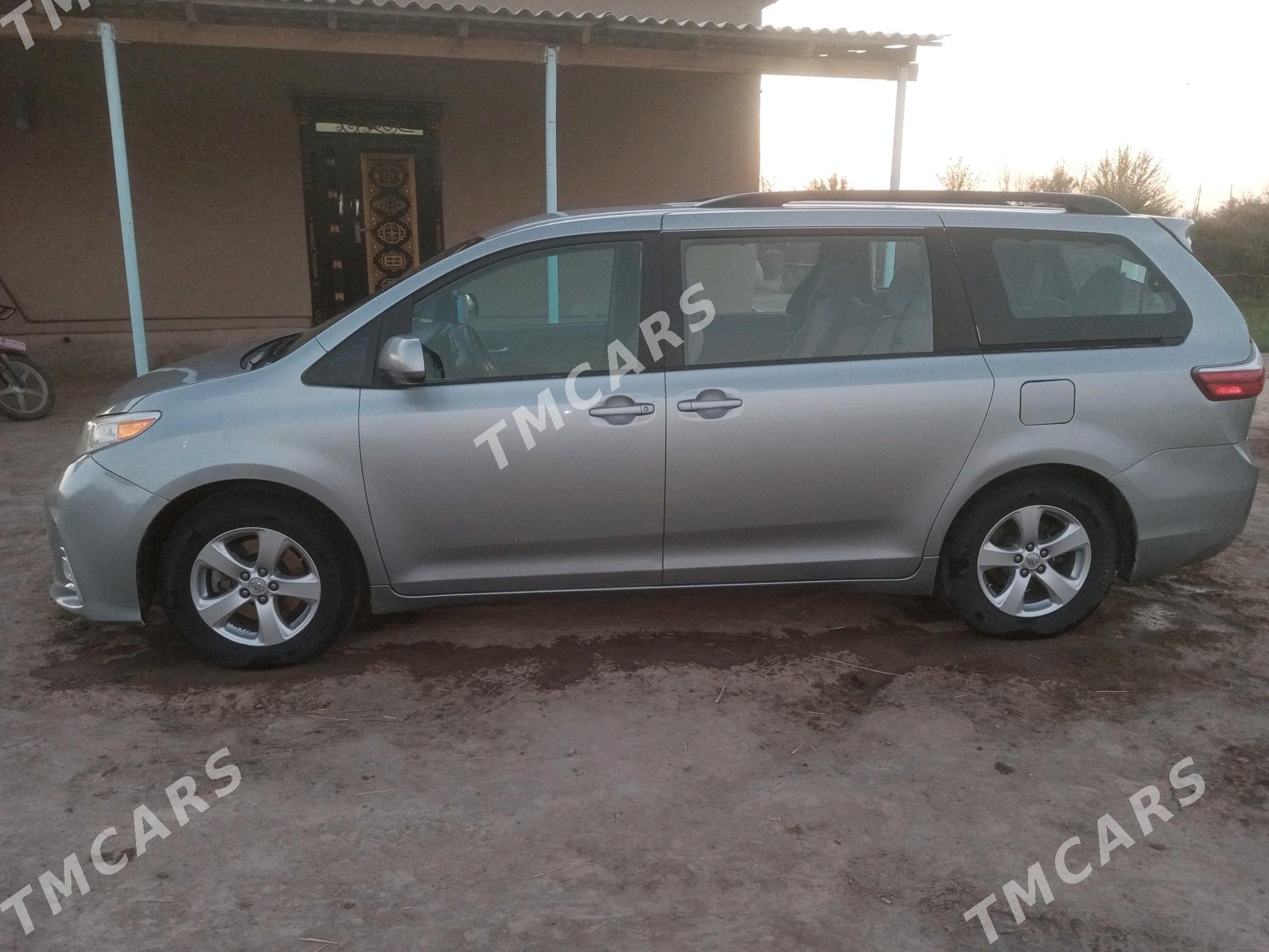 Toyota Sienna 2017 - 365 000 TMT - Türkmenbaşy etr. - img 2
