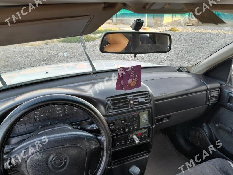 Opel Vectra 1994 - 35 000 TMT - Яшлык - img 4