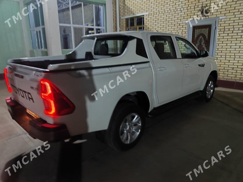 Toyota Hilux 2023 - 610 000 TMT - Серахс - img 2