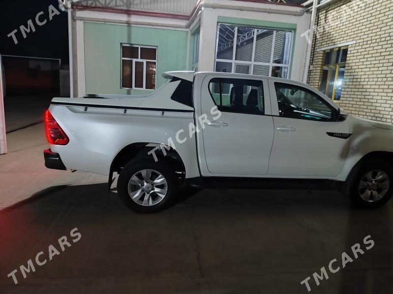 Toyota Hilux 2023 - 610 000 TMT - Серахс - img 5
