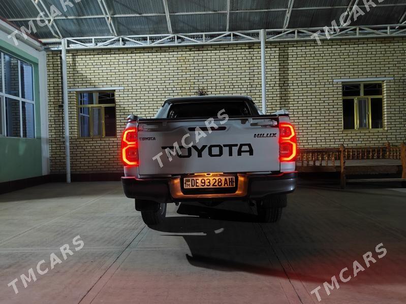Toyota Hilux 2023 - 610 000 TMT - Серахс - img 4
