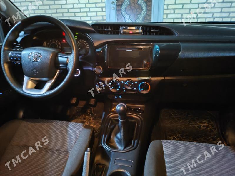 Toyota Hilux 2023 - 610 000 TMT - Серахс - img 7