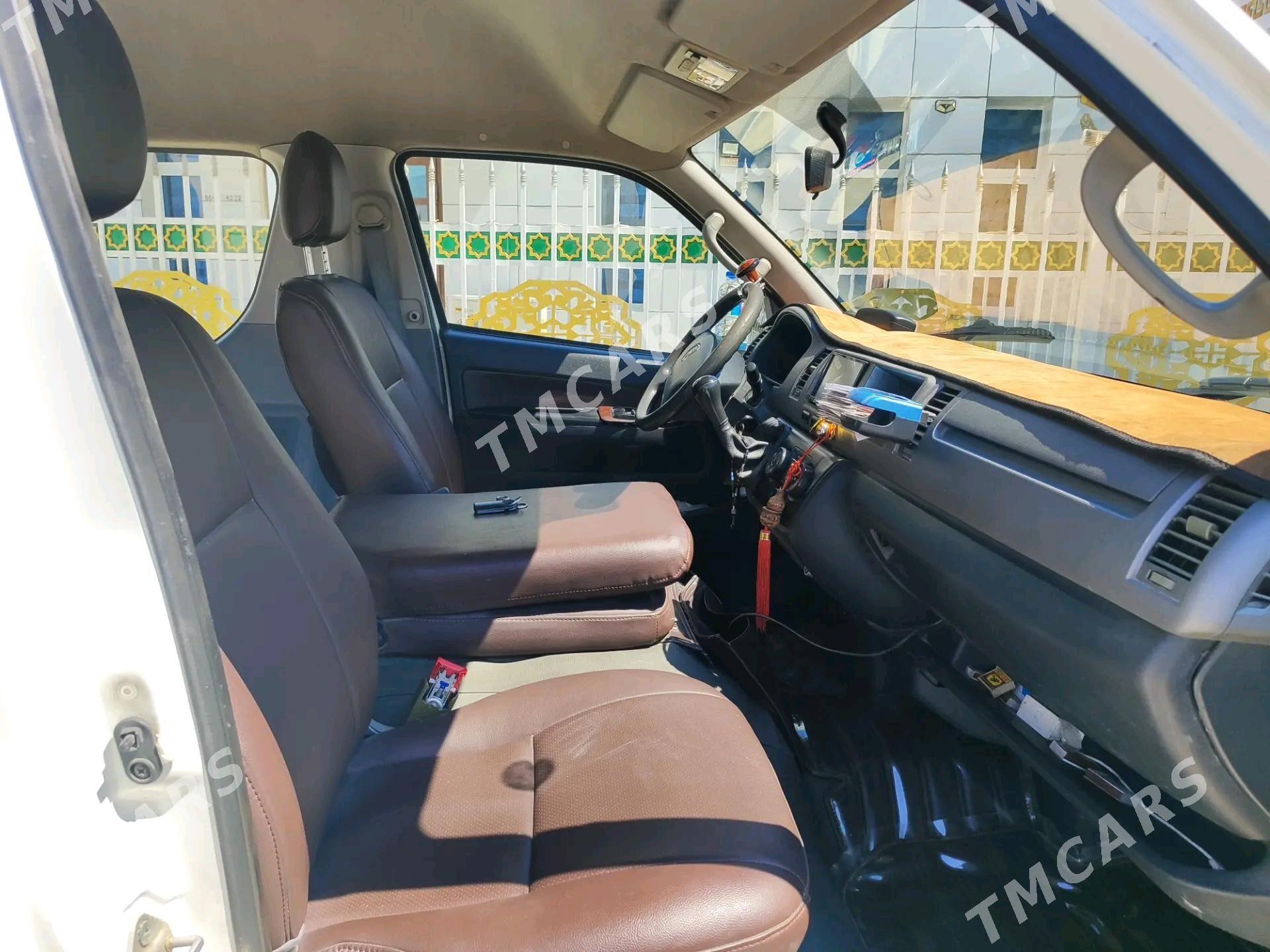 Toyota Hiace 2012 - 240 000 TMT - Bäherden - img 3