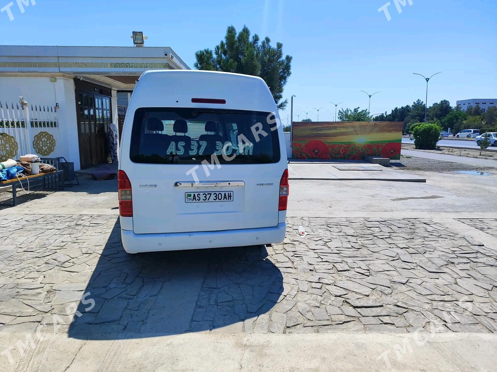 Toyota Hiace 2012 - 240 000 TMT - Bäherden - img 4