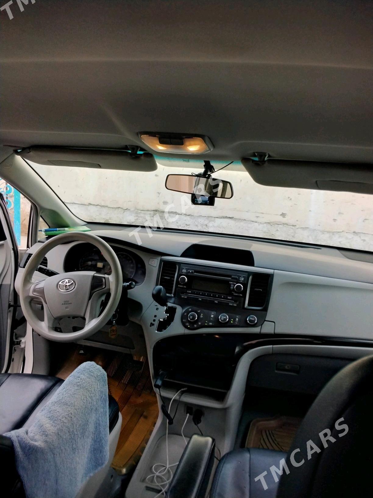 Toyota Sienna 2012 - 275 000 TMT - Чоганлы - img 4