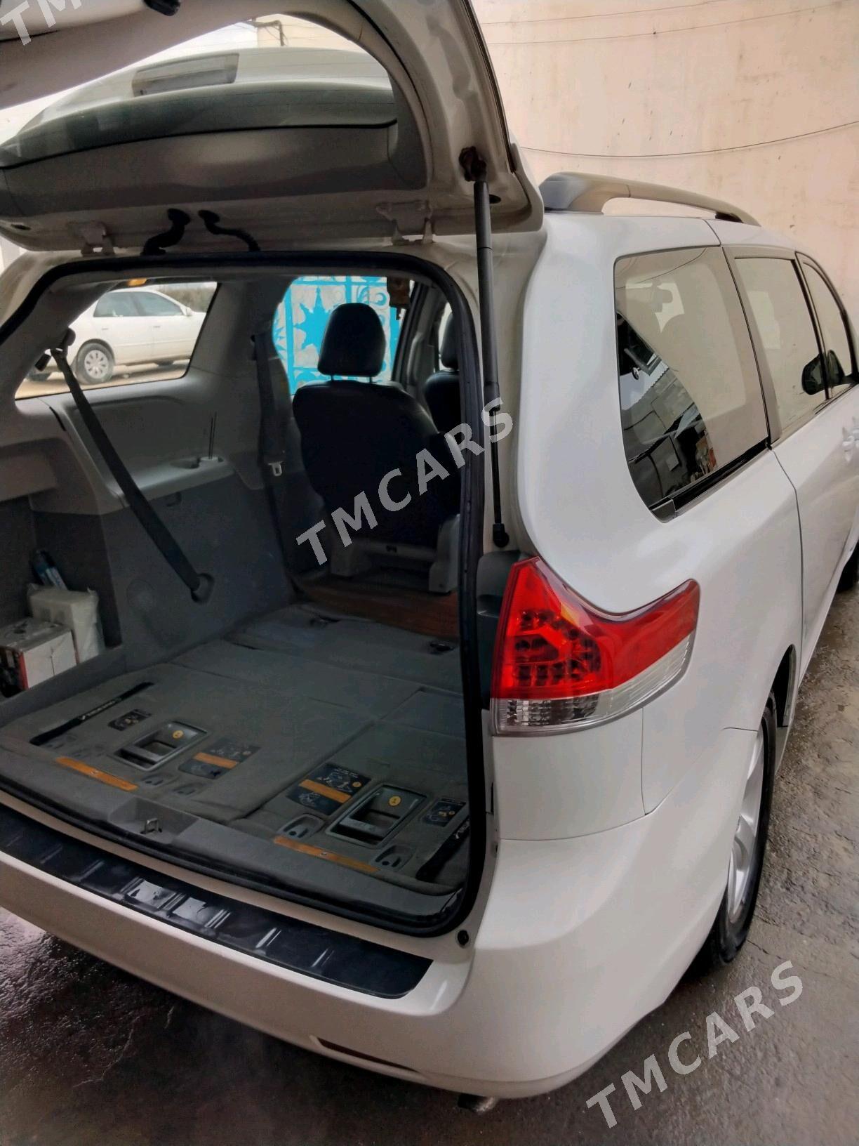 Toyota Sienna 2012 - 275 000 TMT - Чоганлы - img 5