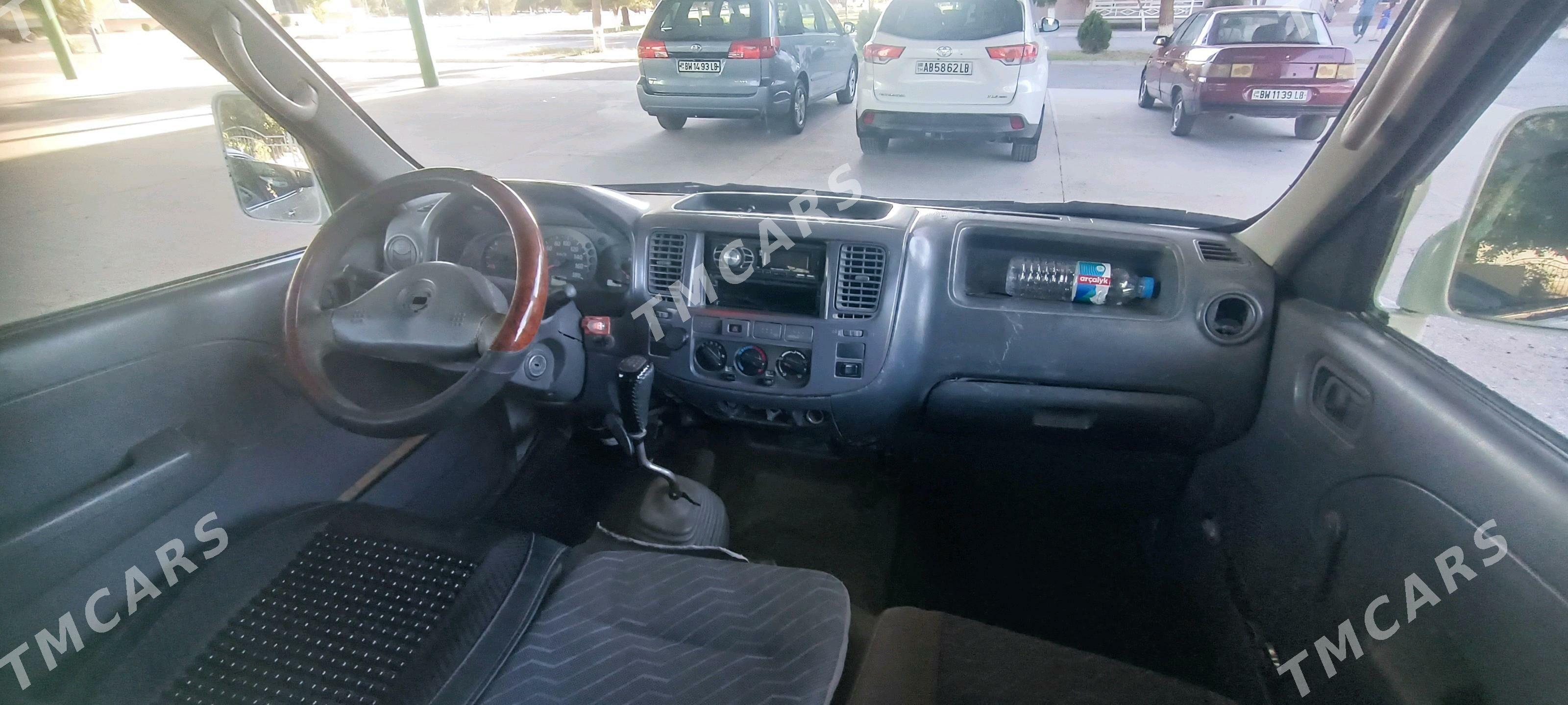 Nissan Urvan 2003 - 114 000 TMT - Туркменабат - img 3