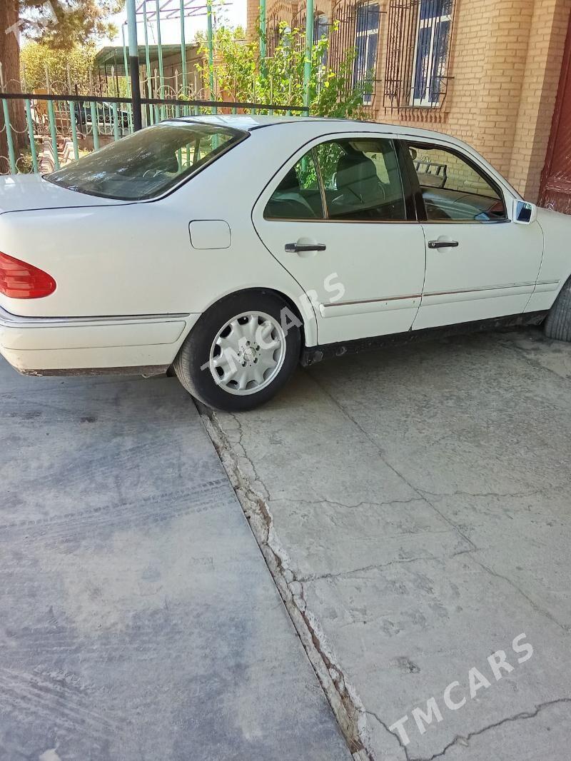 Mercedes-Benz E320 1997 - 59 999 TMT - Чарджоу - img 3