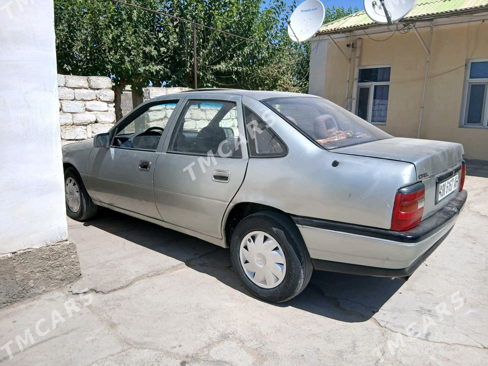 Opel Vectra 1990 - 22 000 TMT - Бузмеин - img 5